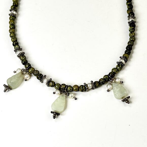 Vintage Necklace Green Jadeite Pendant Drops Glass Beads Short 14.5 Inches - Picture 1 of 13